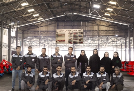 عکس دسته جمعی پرسنل فروشگاه تراکتورمن